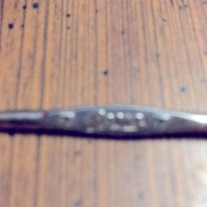 SILVER  CROCHET NEEDLE   SIZE 7 SAYS USA 10 cents